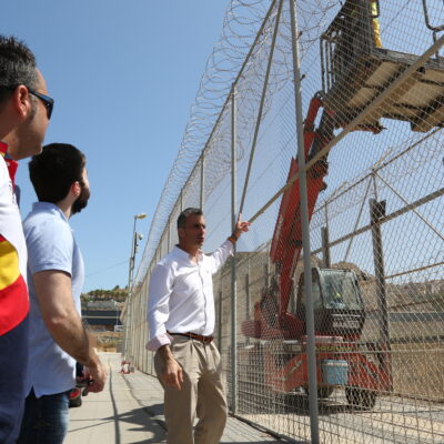 Javier Ortega, Secretary General of VOX, visits the Ceuta border fence one day after the mass breach, during which attacks were carried out against state security forces, on July 28, 2018 (Photo: Wikimedia Commons)