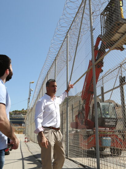 Javier Ortega, Secretary General of VOX, visits the Ceuta border fence one day after the mass breach, during which attacks were carried out against state security forces, on July 28, 2018 (Photo: Wikimedia Commons)