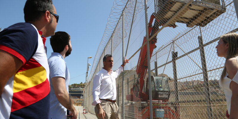 Javier Ortega, Secretary General of VOX, visits the Ceuta border fence one day after the mass breach, during which attacks were carried out against state security forces, on July 28, 2018 (Photo: Wikimedia Commons)