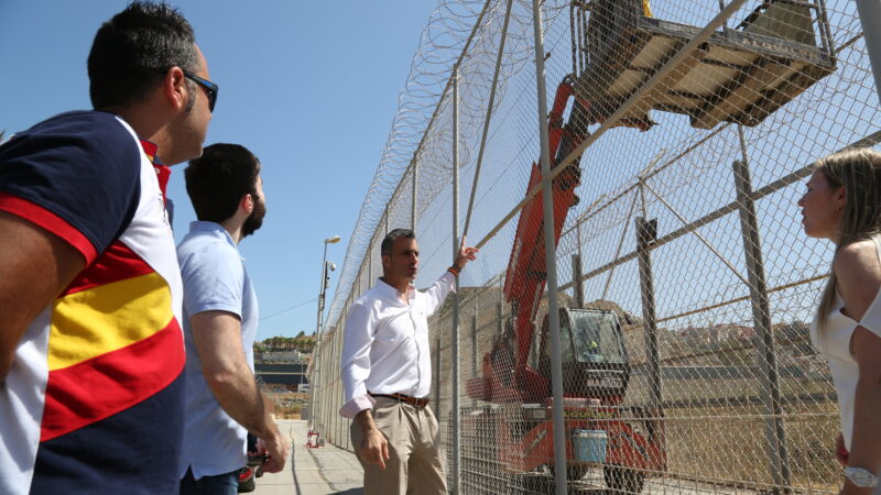 Javier Ortega, Secretary General of VOX, visits the Ceuta border fence one day after the mass breach, during which attacks were carried out against state security forces, on July 28, 2018 (Photo: Wikimedia Commons)